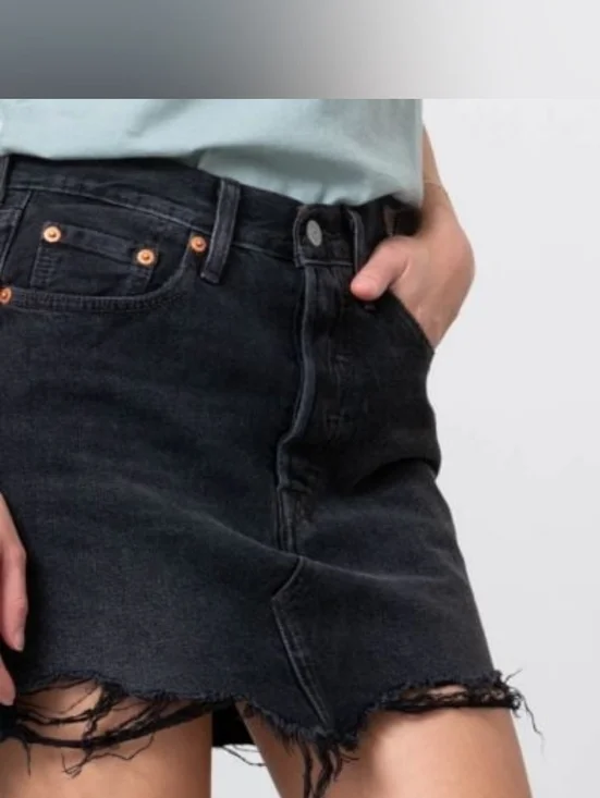 Levi's Washed Black Denim Miniskirt with Frayed Hem - Picture 14 of 16